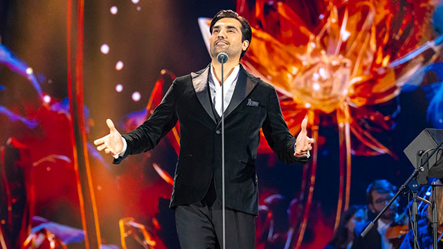 Tenor Jonathan Tetelman pays homage to Pavarotti